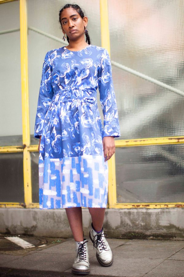 Blue Patterned Dress with Drawstrings Angebot